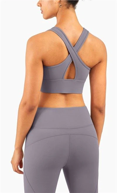 Има ли безшевни сутиени за големи жени?